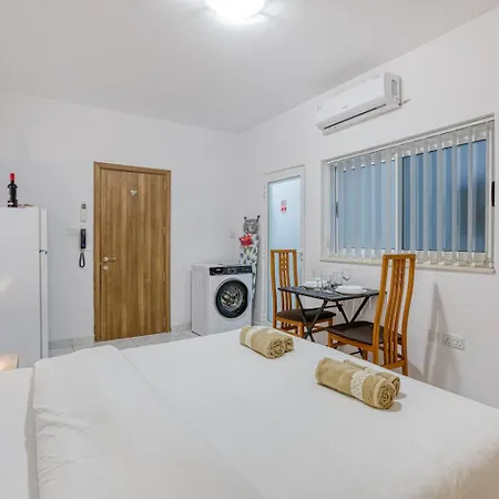 Lovely In Apartment *